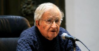 Copertina di Noam Chomsky ricoverato in Brasile: il celebre linguista trasferito dagli Usa dopo un ictus che lo ha colpito un anno fa