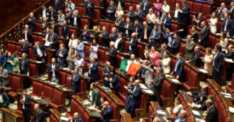 Copertina di Le opposizioni cantano Bella ciao alla Camera. E Ricciardi (M5s): “Il leghista Crippa preferisce la Decima Mas, si vergogni”