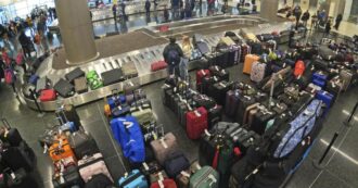 Copertina di Bagagli e aerei, nel 2023 è andata persa (o rubata) almeno una valigia al secondo