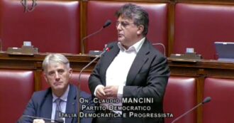 Copertina di Rissa alla Camera, l’attacco di Mancini (Pd) alla maggioranza: “20 contro 1 è atteggiamento fascista. Da soli siete sempre scappati”