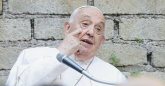 Copertina di “Papa Francesco migliora ancora, ma la prognosi non può essere sciolta”: il bollettino. Dal Vaticano: “Usciti da fase più critica”