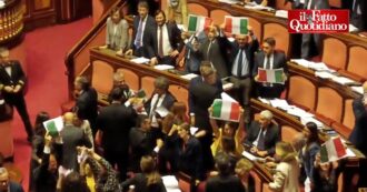 Copertina di Bagarre al Senato, le opposizioni mostrano in Aula il tricolore e la maggioranza intona l’inno di Mameli: sospesi i lavori sul premierato – Video