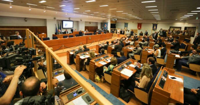 Regione Campania, collaboratori dei gruppi consiliari strapagati: “Danno erariale da 3,7 milioni”. 17 indagati dalla Corte dei Conti