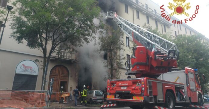 Milano, incendio in un’autofficina: le fiamme si propagano nel condominio. Tre morti: sono padre, madre e figlio