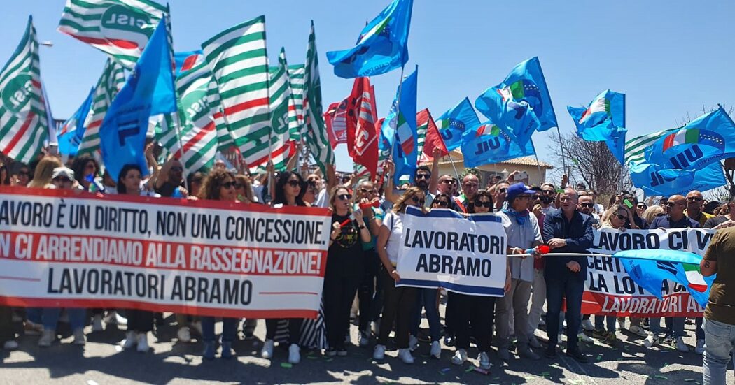 La crisi del call center calabrese Abramo: 1000 lavoratori a rischio. I sindacati bocciano la vendita del ramo che gestisce la commessa Tim e scrivono a Urso