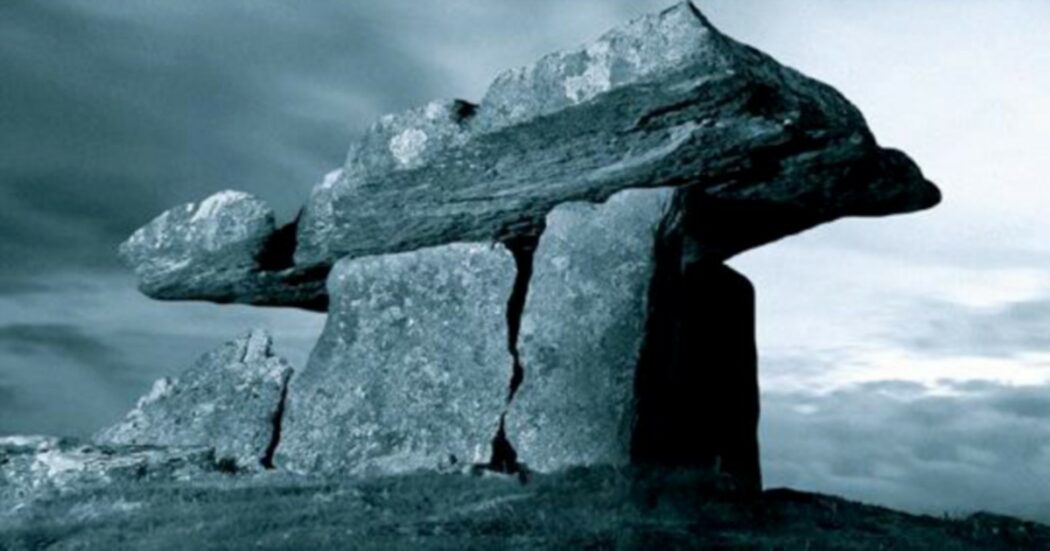 Dopo 6 anni di attesa torna il commissario Adamsberg, a caccia  di fantasmi bretoni