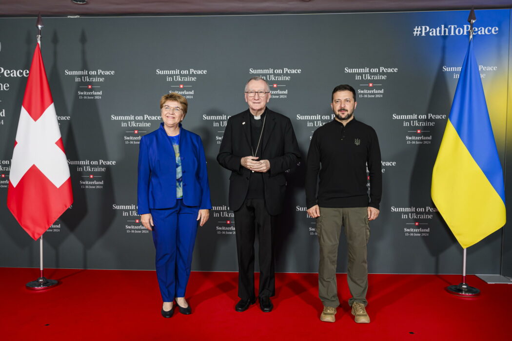 epa11412891 Swiss Federal President Viola Amherd (L) poses with Cardinal Secretary of State of Vatican City Pietro Parolin (C) and Ukraine’s President Volodymyr Zelensky (R) during the Summit on Peace in Ukraine, in Stansstad near Lucerne, Switzerland, 15 June 2024. International heads of state gather on 15 and 16 June at the Buergenstock Resort in central Switzerland for the two-day Summit on Peace in Ukraine.  EPA/ALESSANDRO DELLA VALLE / POOL                     EDITORIAL USE ONLY  EDITORIAL USE ONLY
