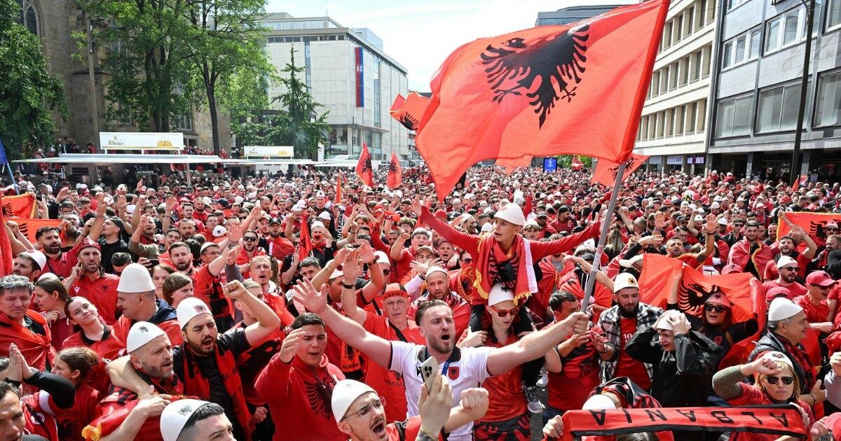 Fermati 67 tifosi italiani a Dortmund: “Erano armati, pronti a un agguato agli albanesi”