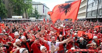 Copertina di Fermati 67 tifosi italiani a Dortmund: “Erano armati, pronti a un agguato agli albanesi”