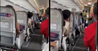 Copertina di Volo fa un’ora di ritardo perché un bambino si rifiuta di allacciare la cintura di sicurezza, passeggeri su tutte le furie: “Fatelo scendere”