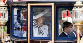 Copertina di Le immagini di Kate Middleton nella sua prima uscita pubblica dopo l’annuncio del cancro: ecco il significato del suo look
