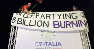 Copertina di G7, attivista di Extinction Rebellion si sente male durante protesta: “Un agente ha stretto la catena”. La questura smentisce