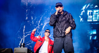 Copertina di Salmo e Noyz Narcos show a Milano: due mostri del rap tra tombe, zombie e barili in fiamme. Un fan si fa tagliare i capelli sul palco – La scaletta