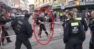 Copertina di Amburgo, minaccia gli agenti con un piccone e una molotov davanti allo stadio prima dell’inizio di Polonia-Olanda: la polizia spara
