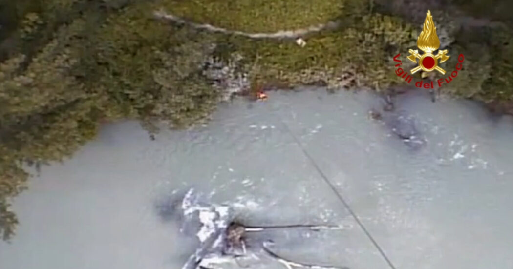 Travolto dal fiume Brenta, si aggrappa al tronco di un albero e viene salvato dai vigili del fuoco – Video