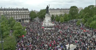Copertina di In Francia migliaia di persone in piazza contro Le Pen e l’avanzata dell’estrema destra: i cortei a Parigi, Nantes e Marsiglia