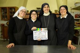 Copertina di “A 23 anni ho scelto la clausura, quando l’ho detto il mio fidanzato è sparito e la mia famiglia si è preoccupata”: parla Suor Myriam di “La cucina delle monache”