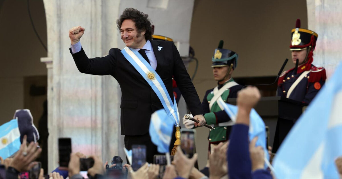 Argentina, la prima legge ultraliberista di Milei arriva dopo 6 mesi di governo: meno tasse, privatizzazioni e più poteri al presidente