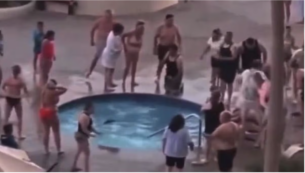 Copertina di Muore fulminato nella vasca idromassaggio di un resort di lusso, grave la moglie: “C’è stata una scarica elettrica improvvisa provocata da un guasto”