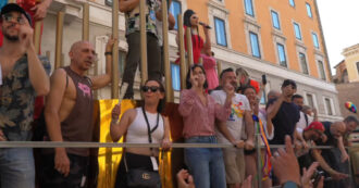 Copertina di Schlein sul carro che apre il Pride di Roma balla “Apnea” di Emma e “Mon amour” di Annalisa – Video