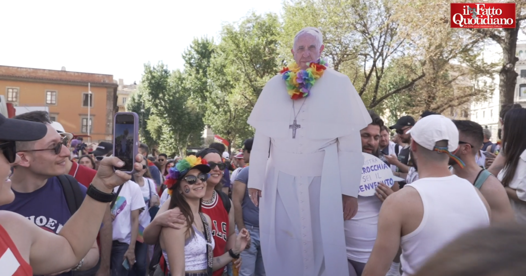 Roma Pride, il videoracconto tra cartonati del Papa e bandiere palestinesi: “Clima peggiorato, ho paura a uscire col partner”