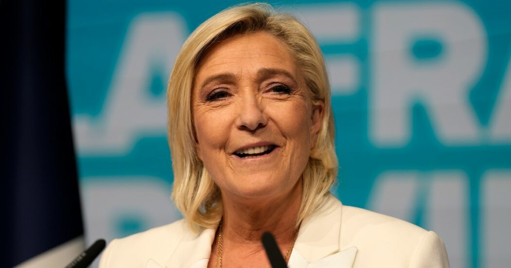 Le Pen ‘rassicura’ Macron in nome della normalizzazione: “Vogliamo stabilità, non chiediamo le sue dimissioni”