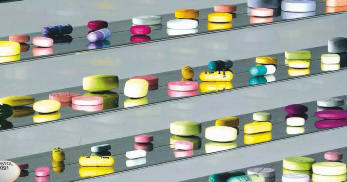 Copertina di La guerra dei farmaci. Il sistema segreto dei prezzi: accordi imposti da Big Pharma