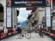 Copertina di “Dovevo andare a messa”: anziana non si ferma all’alt e travolge tre ciclisti in corsa alla Dolomitic Race