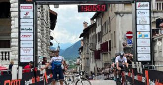 Copertina di “Dovevo andare a messa”: anziana non si ferma all’alt e travolge tre ciclisti in corsa alla Dolomitic Race