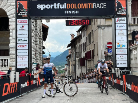 “Dovevo andare a messa”: anziana non si ferma all’alt e travolge tre ciclisti in corsa alla Dolomitic Race