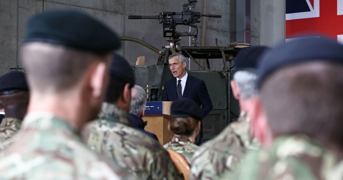 La Nato discute lo schieramento di più armi nucleari, Stoltenberg: “Serve mostrare il nostro arsenale a ...