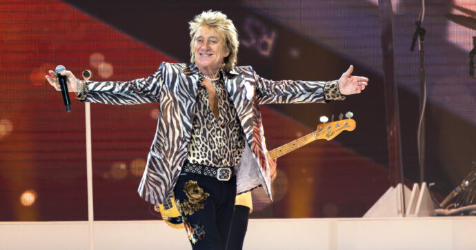 Copertina di “Sono consapevole che i miei giorni sono contati, ma non ho paura. Voglio far festa fino a 90 anni”: Rod Stewart e il bilancio alla vigilia degli 80 anni