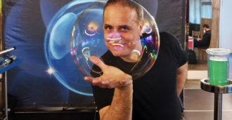 Copertina di “Stordita da psicofarmaci, pratiche sessuali dolorose, violenza psicologica”: il mago della tv Paolo Abozzi arrestato e a processo per aver schiavizzato una donna