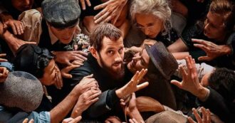 Copertina di L’Abbé Pierre – une vie de combats, al Biografilm di Bologna l’anteprima del biopic sul fondatore dell’associazione Emmaus