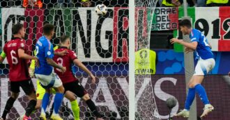 Copertina di Euro 2024, la schema dell’Italia da corner è un marchio di Spalletti: i gol fotocopia di Bastoni e Osimhen | Video