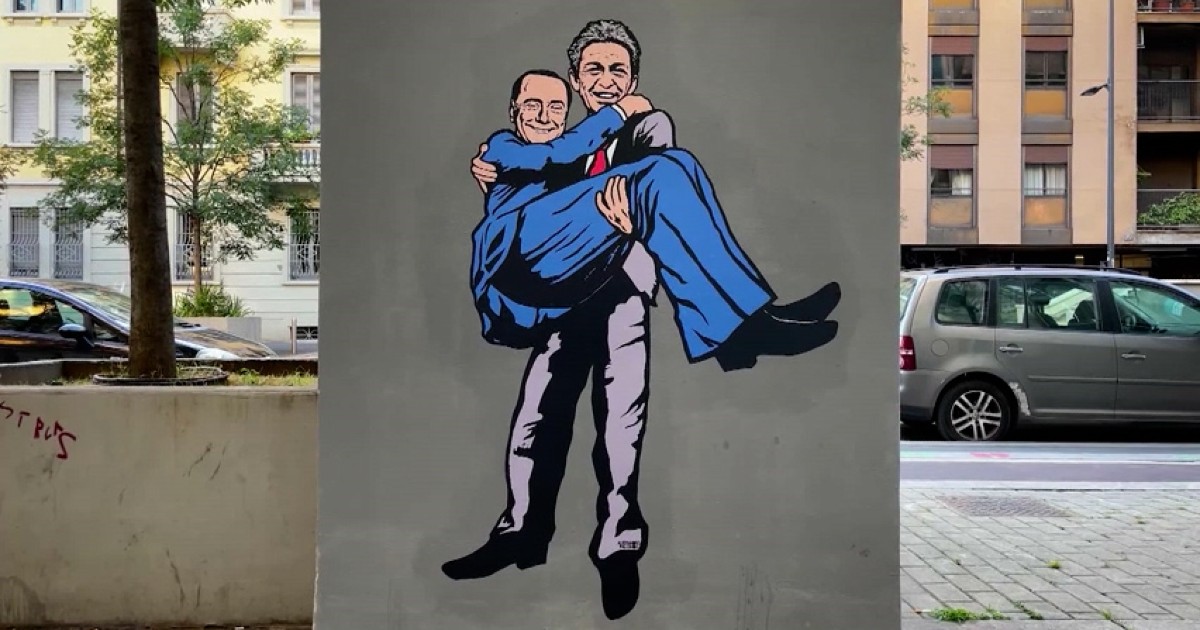 Berlinguer tiene in braccio Berlusconi: a Milano il murale di AleXsandro Palombo per “unire la politica in nome del bene comune”