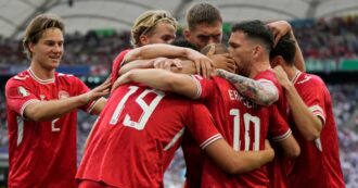 Copertina di Euro 2024, i calciatori danesi non vogliono l’aumento: obbligano la Federazione a dare pari retribuzione alla nazionale femminile