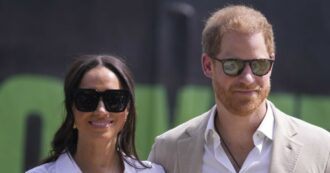 Copertina di “Harry comprerà una casa nel Regno Unito, lui e Meghan si divideranno tra qui e gli Stati Uniti”: ecco il nuovo piano del principe