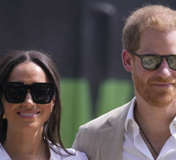 “Harry comprerà una casa nel Regno Unito, lui e Meghan si divideranno tra qui e gli Stati Uniti”: ecco il nuovo piano del principe