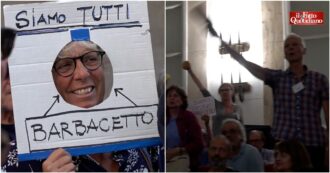 Copertina di “Siamo tutti Gianni Barbacetto”: a Milano il presidio di solidarietà al giornalista del Fatto. Proteste in Consiglio: “No a colpi di spugna”