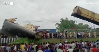 Copertina di Scontro fra un treno passeggeri e uno merci in India: almeno 15 morti. Le immagini impressionanti