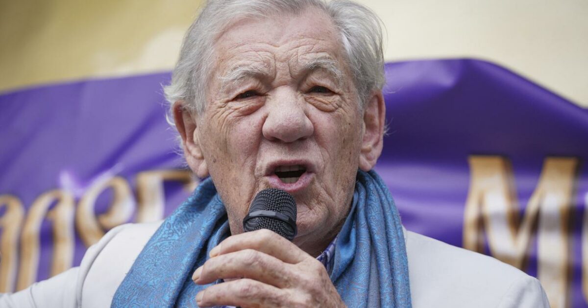 Ian McKellen cade dal palco del teatro, paura per il Gandalf de “Il signore degli Anelli”. Il testimone: “Si è sentito un grido di dolore”