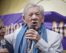 Copertina di Ian McKellen cade dal palco del teatro, paura per il Gandalf de “Il signore degli Anelli”. Il testimone: “Si è sentito un grido di dolore”