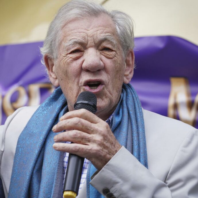 Ian McKellen cade dal palco del teatro, paura per il Gandalf de “Il signore degli Anelli”. Il testimone: “Si è sentito un grido di dolore”