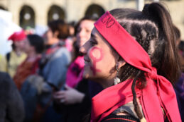 Copertina di “Se un uomo ha caratteristiche femminili potrebbe essere quello giusto per le donne con problemi economici”: lo studio