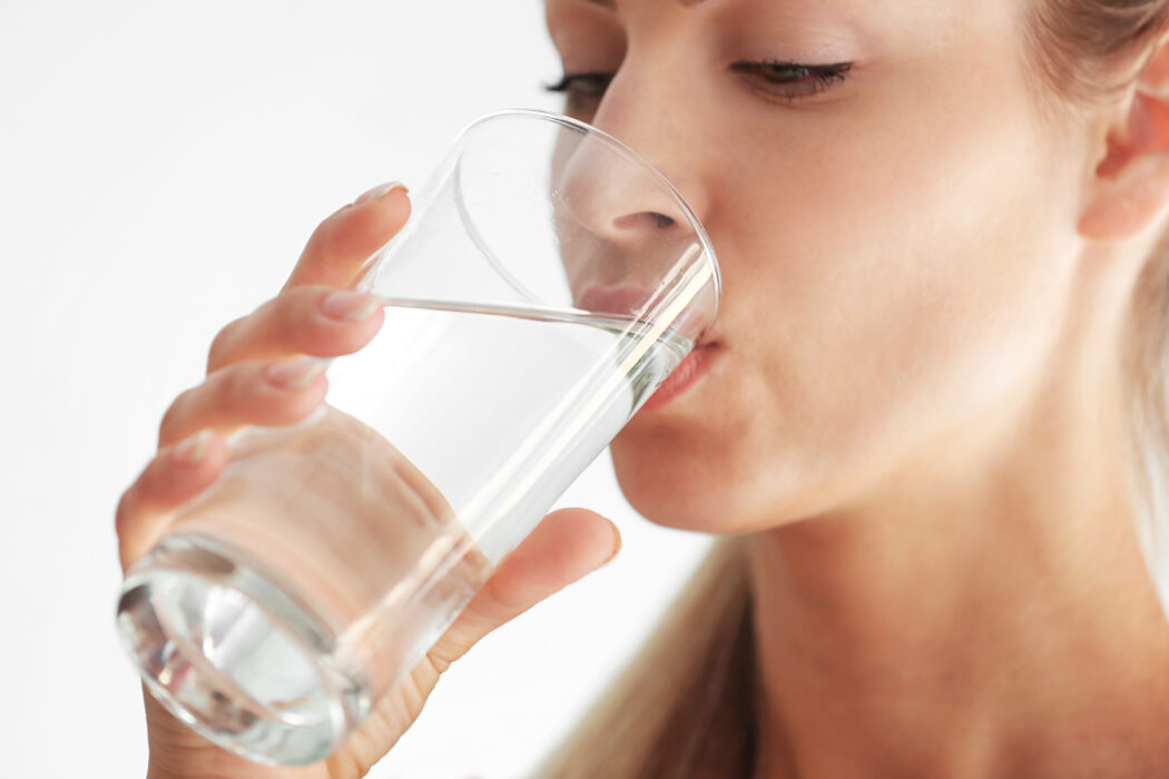 “Ho appena pagato 500 dollari per sentirmi dire da un dottore che devo bere di meno”. Ma troppa acqua può davvero far male alle salute?