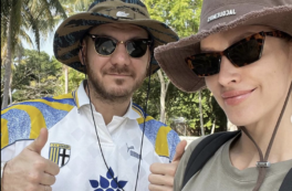 Copertina di Alessandro Cattelan: “Odio il mio compleanno e il matrimonio, ma quando andrò a Las Vegas con mia moglie Ludovica  ci sposeremo di nuovo”