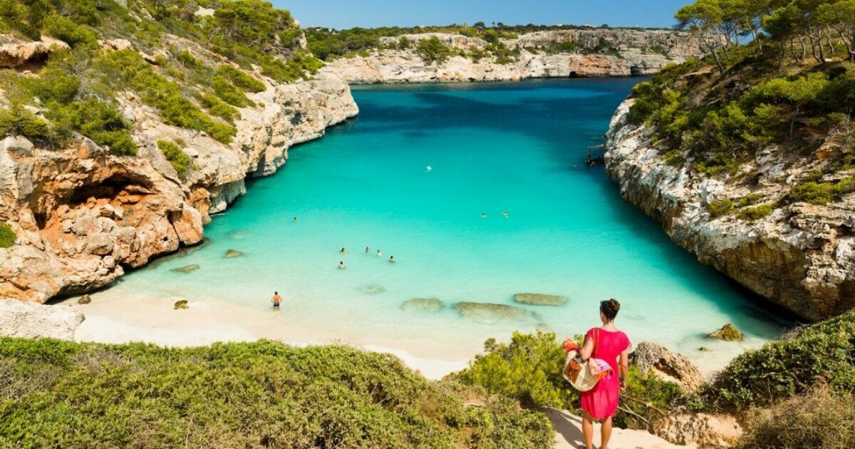 Residenti infuriati occupano ogni centimetro di una spiaggia della loro isola: il motivo? “Basta influencer che vengono solo a scattarsi foto”