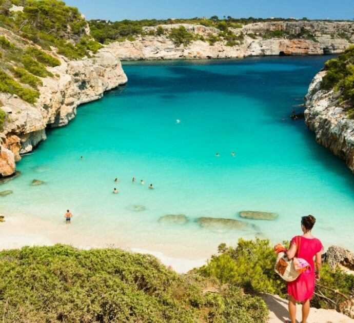 Residenti infuriati occupano ogni centimetro di una spiaggia della loro isola: il motivo? “Basta influencer che vengono solo a scattarsi foto”