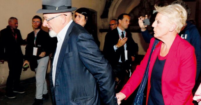 Firenze, babbo e mamma Renzi contro i pm: “Su noi accanimento  e giudizi da Stato etico”